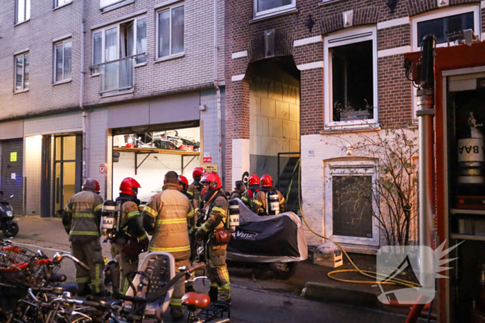 Straat vol brandweer na brand in woning