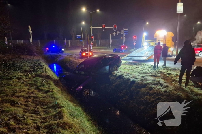 Auto belandt in sloot