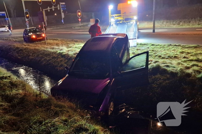 Auto belandt in sloot