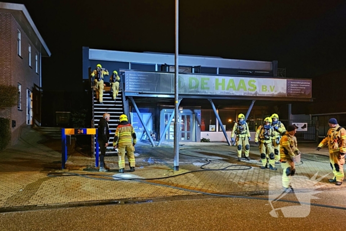 Twee scooters vatten vlam onder luifel, woningen geëvacueerd