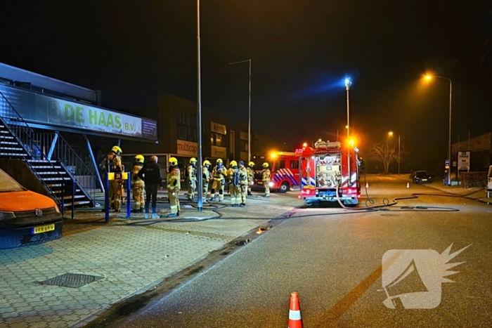 Twee scooters vatten vlam onder luifel, woningen geëvacueerd