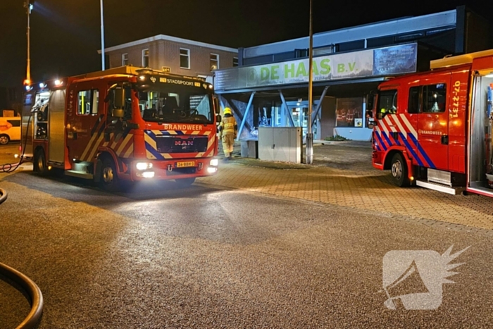Twee scooters vatten vlam onder luifel, woningen geëvacueerd