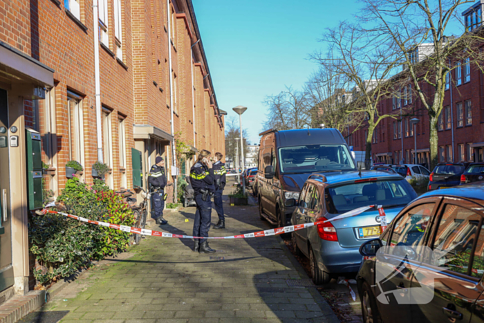 Onderzoek naar aantreffen overleden persoon, verdachte aangehouden