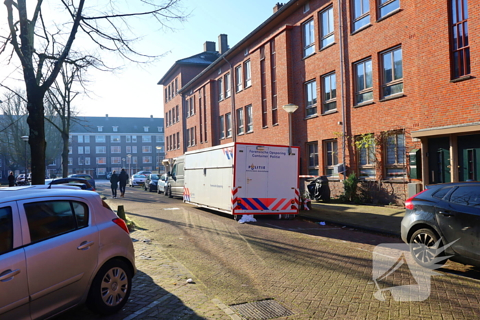 Onderzoek naar aantreffen overleden persoon, verdachte aangehouden