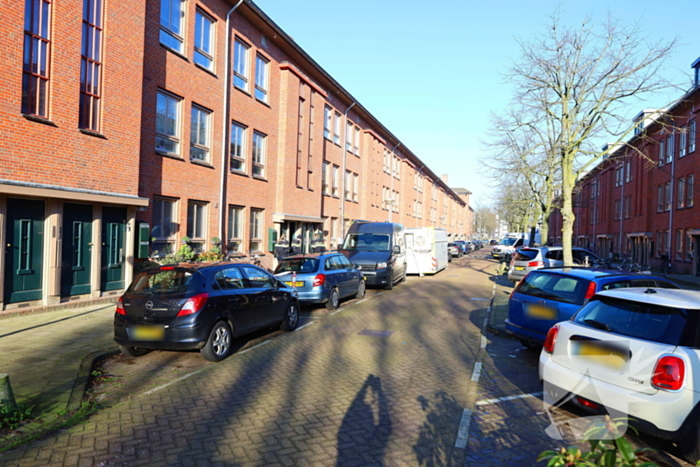 Onderzoek naar aantreffen overleden persoon, verdachte aangehouden