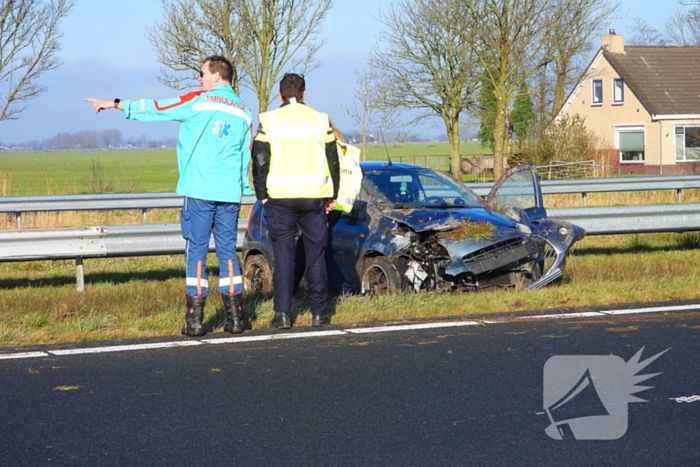 Rijstrook afgesloten nadat auto tegen vangrail crasht