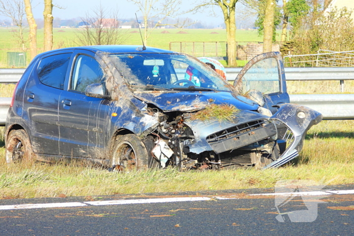 Rijstrook afgesloten nadat auto tegen vangrail crasht
