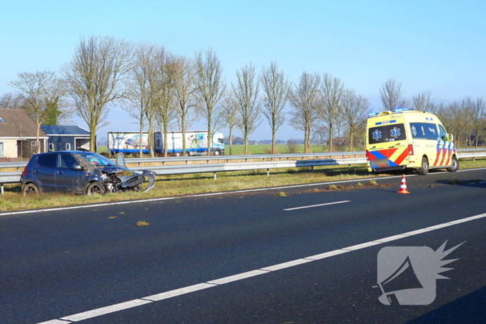 Rijstrook afgesloten nadat auto tegen vangrail crasht