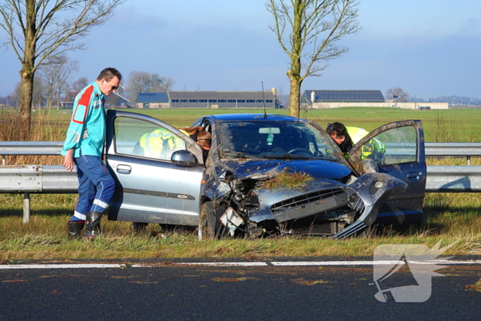 Rijstrook afgesloten nadat auto tegen vangrail crasht
