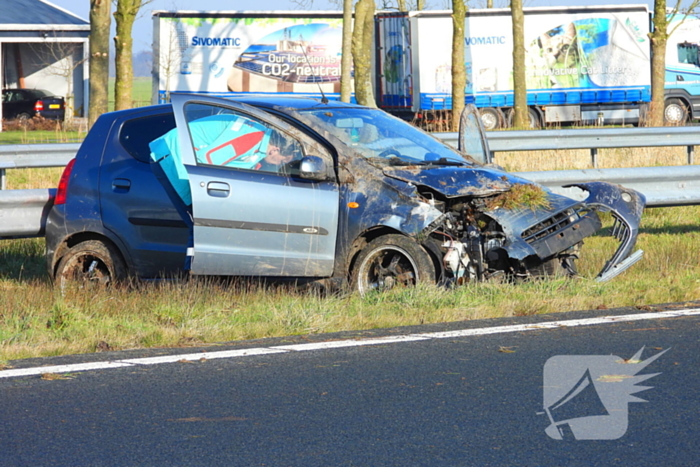 Rijstrook afgesloten nadat auto tegen vangrail crasht
