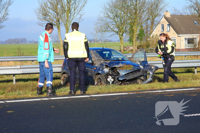 Rijstrook afgesloten nadat auto tegen vangrail crasht