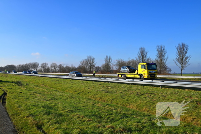 Rijstrook afgesloten nadat auto tegen vangrail crasht