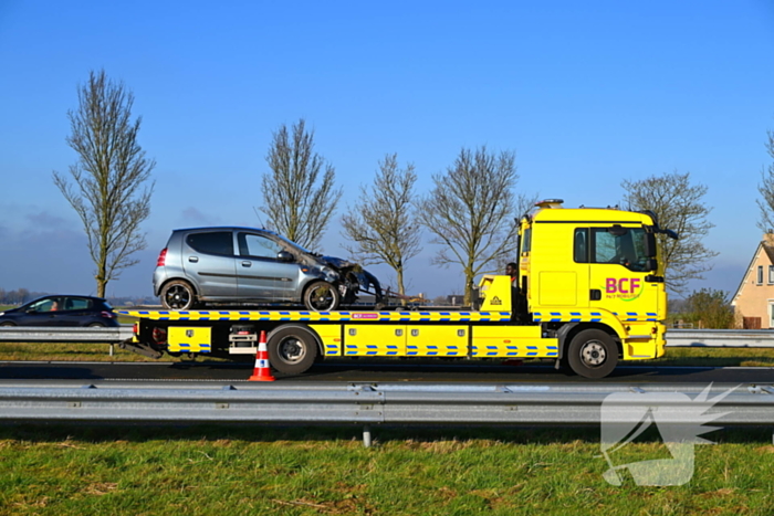 Rijstrook afgesloten nadat auto tegen vangrail crasht