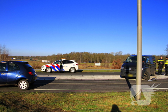 Wiel breekt af bij aanrijding tussen twee voertuigen
