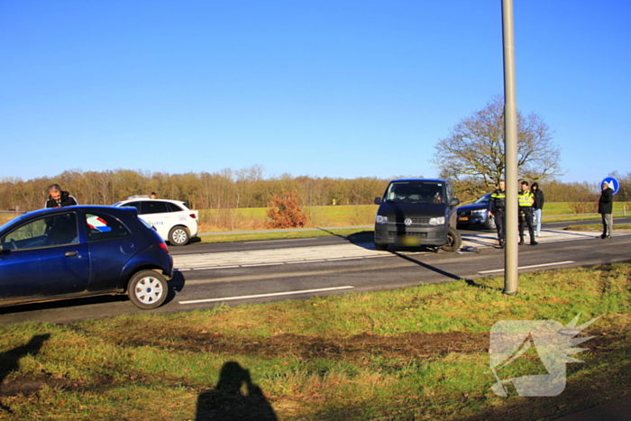 Wiel breekt af bij aanrijding tussen twee voertuigen