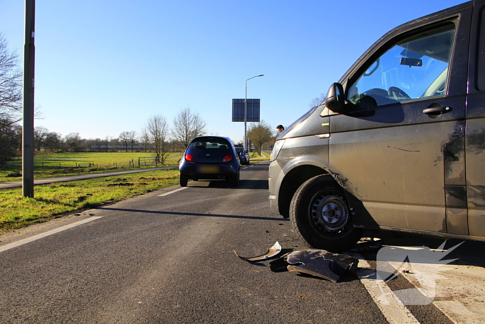 Wiel breekt af bij aanrijding tussen twee voertuigen
