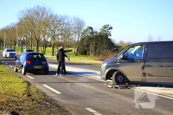 Wiel breekt af bij aanrijding tussen twee voertuigen