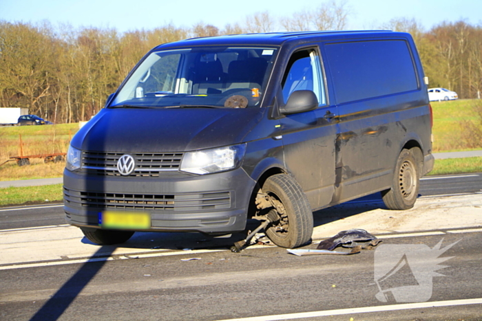 Wiel breekt af bij aanrijding tussen twee voertuigen