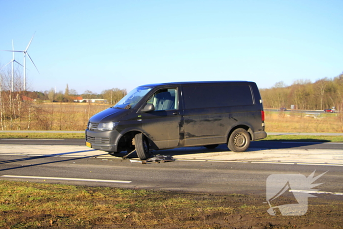 Wiel breekt af bij aanrijding tussen twee voertuigen