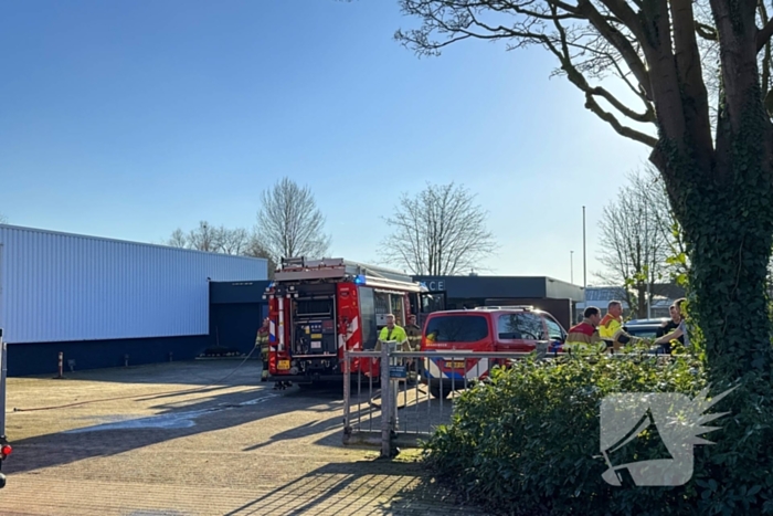 Brandweer schaalt op bij brand in tapijtwinkel