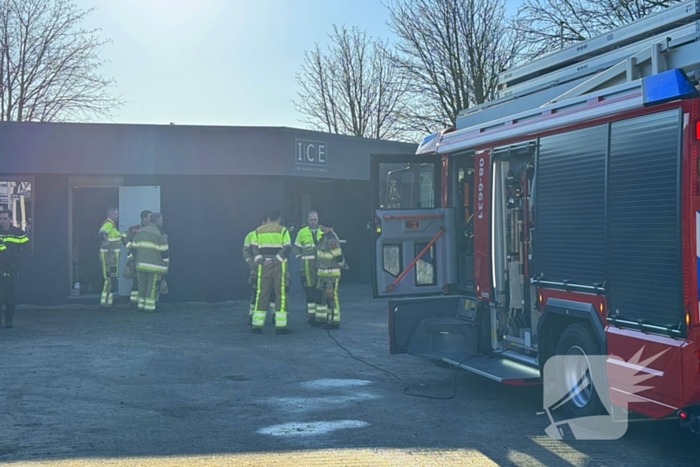 Brandweer schaalt op bij brand in tapijtwinkel