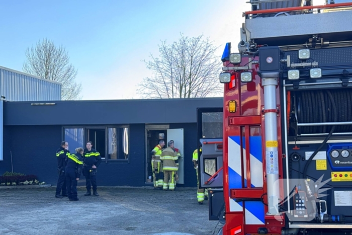 Brandweer schaalt op bij brand in tapijtwinkel