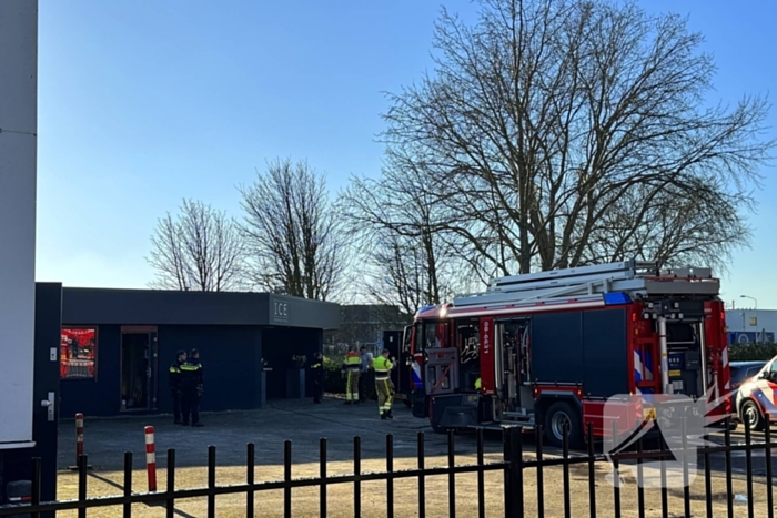 Brandweer schaalt op bij brand in tapijtwinkel