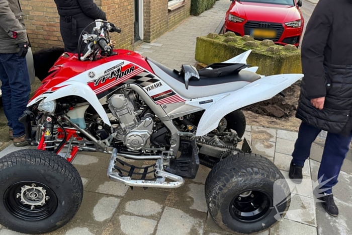 Quad bestuurder klapt achterop geparkeerde auto