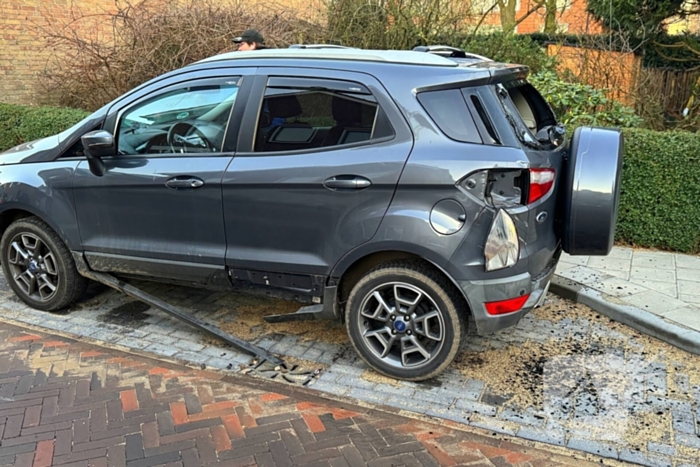 Quad bestuurder klapt achterop geparkeerde auto