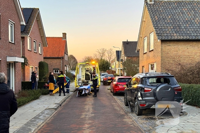 Quad bestuurder klapt achterop geparkeerde auto