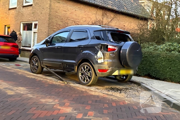 Quad bestuurder klapt achterop geparkeerde auto