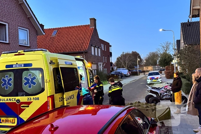 Quad bestuurder klapt achterop geparkeerde auto