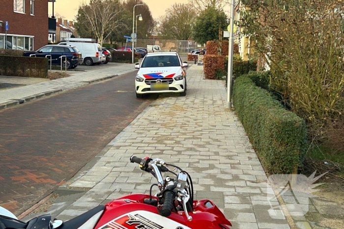 Quad bestuurder klapt achterop geparkeerde auto