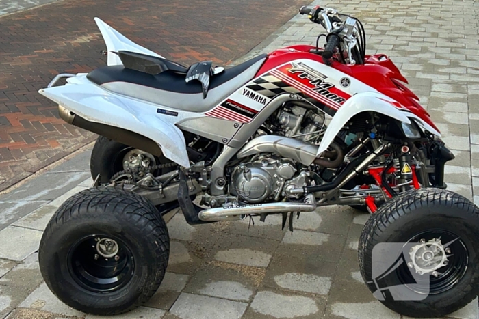 Quad bestuurder klapt achterop geparkeerde auto