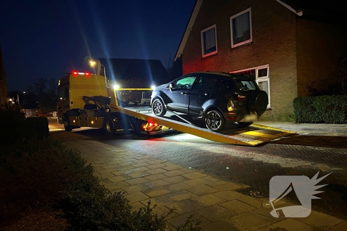 Quad bestuurder klapt achterop geparkeerde auto