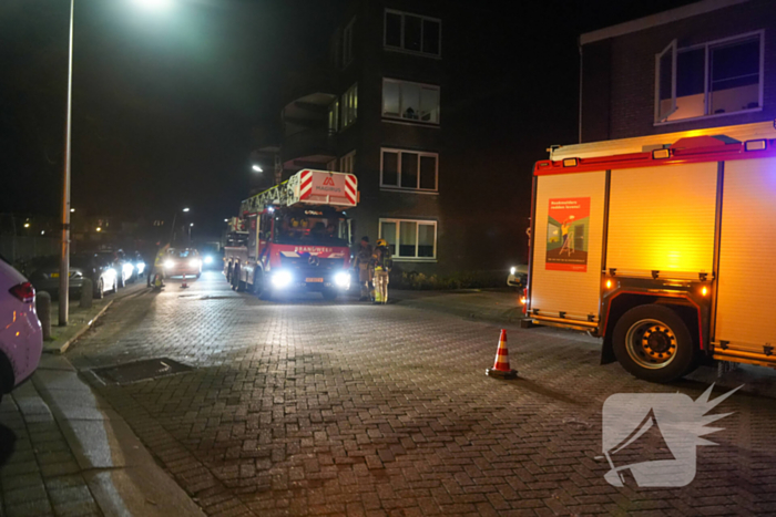Bewoner ademt rook in bij doven van keukenbrand