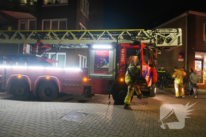Bewoner ademt rook in bij doven van keukenbrand