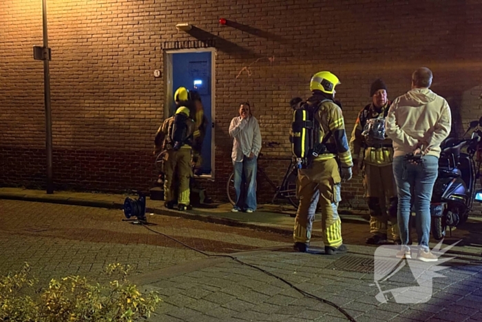 Bewoner ademt rook in bij doven van keukenbrand