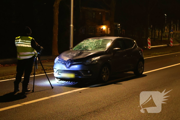 Persoon geschept door auto en overlijd op straat