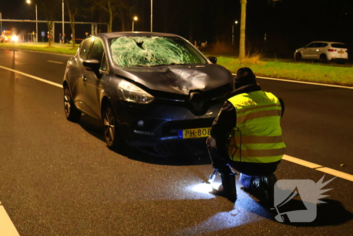 Persoon geschept door auto en overlijd op straat