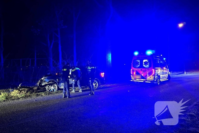 Automobilist eindigt tegen boom