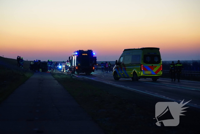 Zwaar ongeval op glad wegdek: dijk in beide richtingen dicht