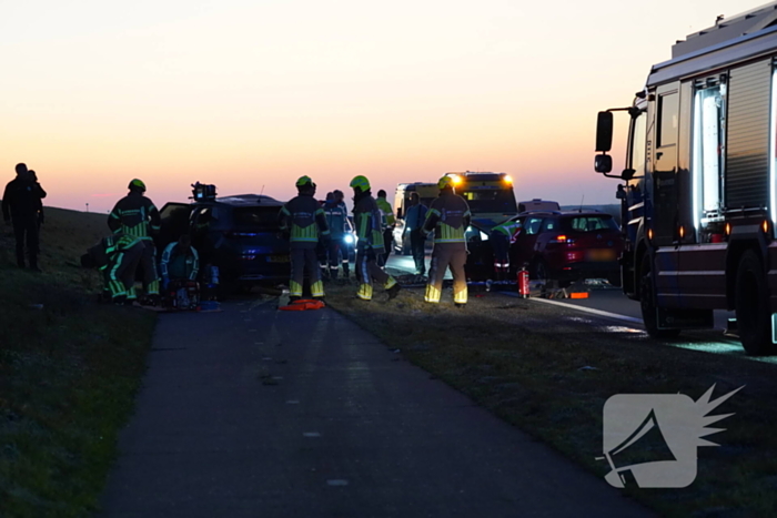 Zwaar ongeval op glad wegdek: dijk in beide richtingen dicht