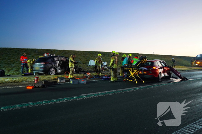 Zwaar ongeval op glad wegdek: dijk in beide richtingen dicht