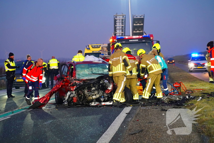 Zwaar ongeval op glad wegdek: dijk in beide richtingen dicht