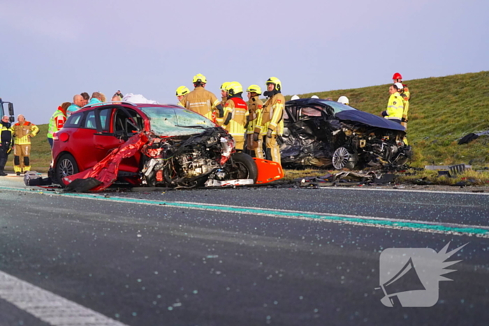 Zwaar ongeval op glad wegdek: dijk in beide richtingen dicht