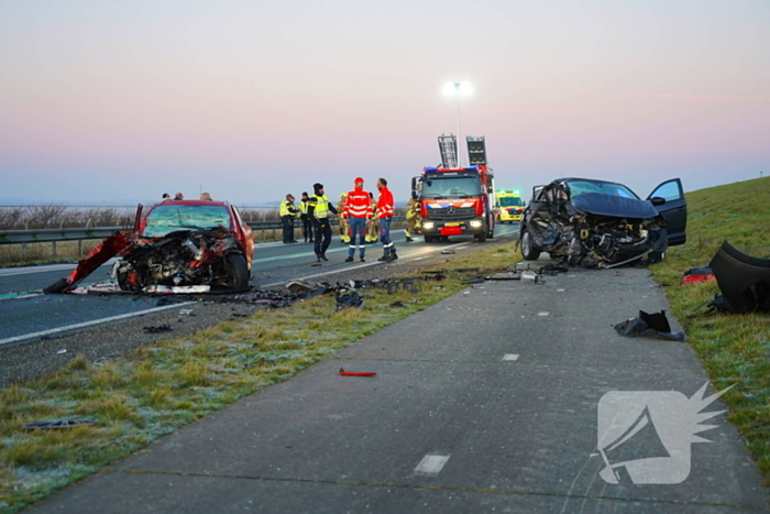 Zwaar ongeval op glad wegdek: dijk in beide richtingen dicht