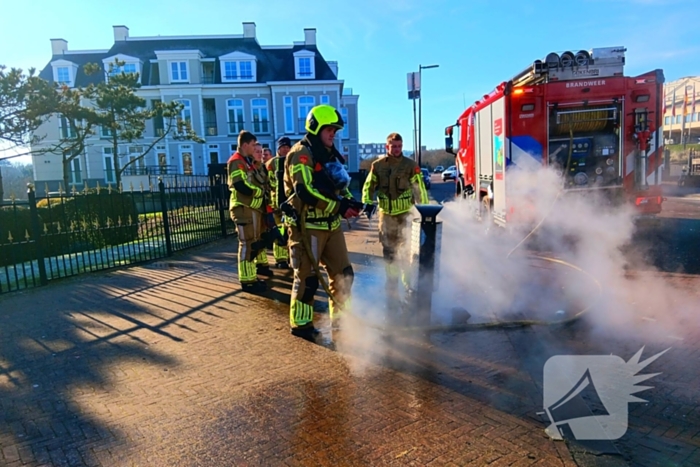 Brandweer dooft brand in prullenbak