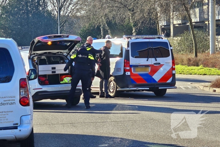 Verdachten onder schot uit voertuig gehaald