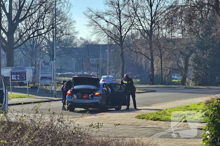 Verdachten onder schot uit voertuig gehaald